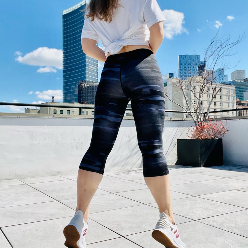 Andrew Marc NY Camo Leggings Pants Performance Crop - Picture 5 of 16